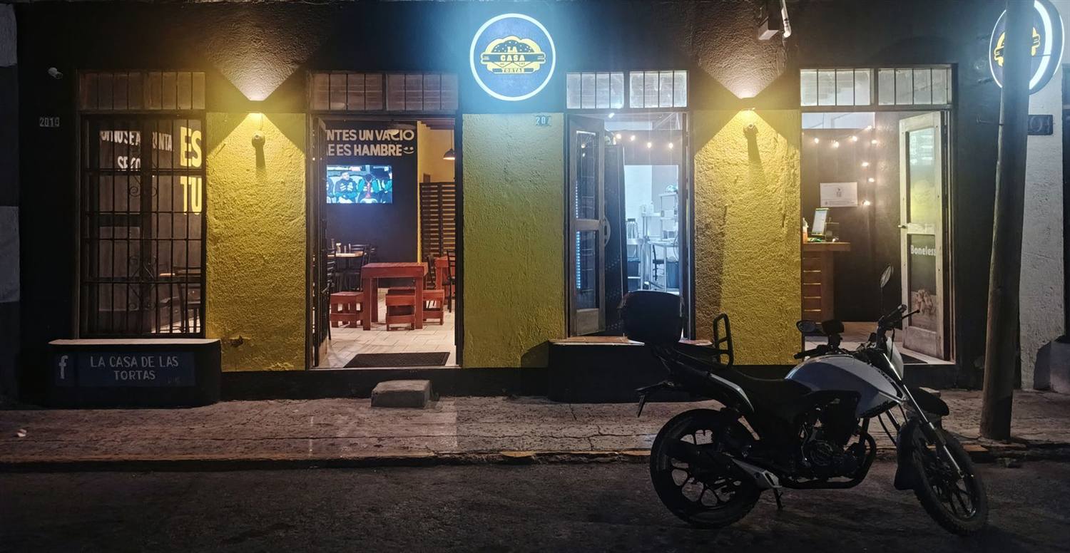 Fachada de La Casa de las Tortas de noche